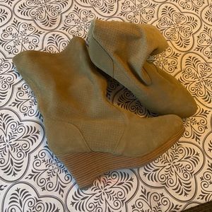 Size 9 suede wedge boot